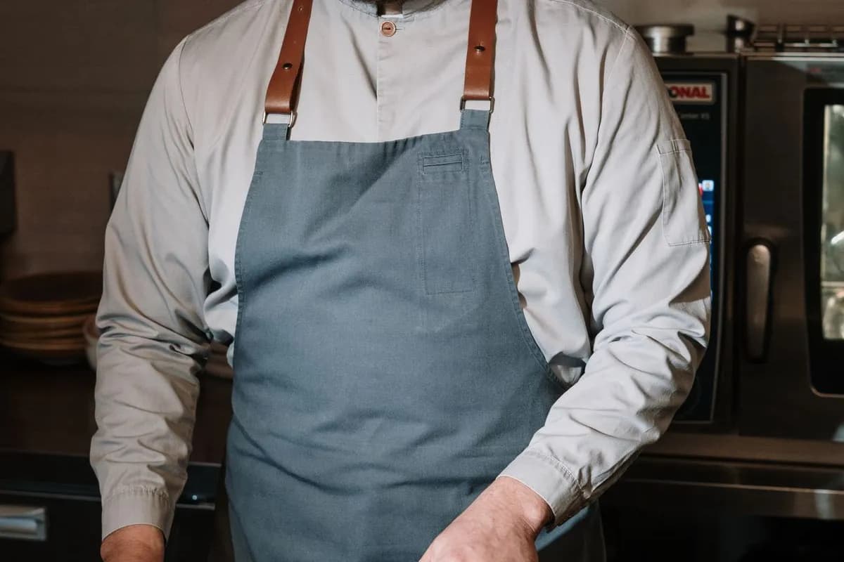Cuisine de restaurant professionnelle en activité
