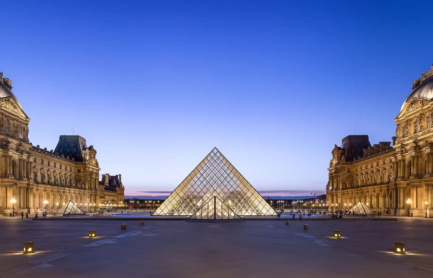 Cour Napoléon et Pyramide du Louvre — Paris 1er