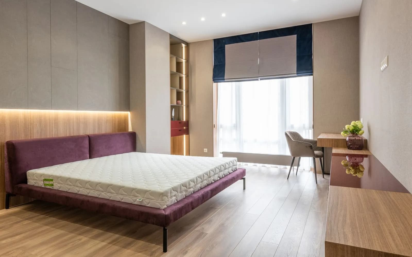 Matelas mis à nu dans une chambre — préalable à l’inspection punaises de lit
