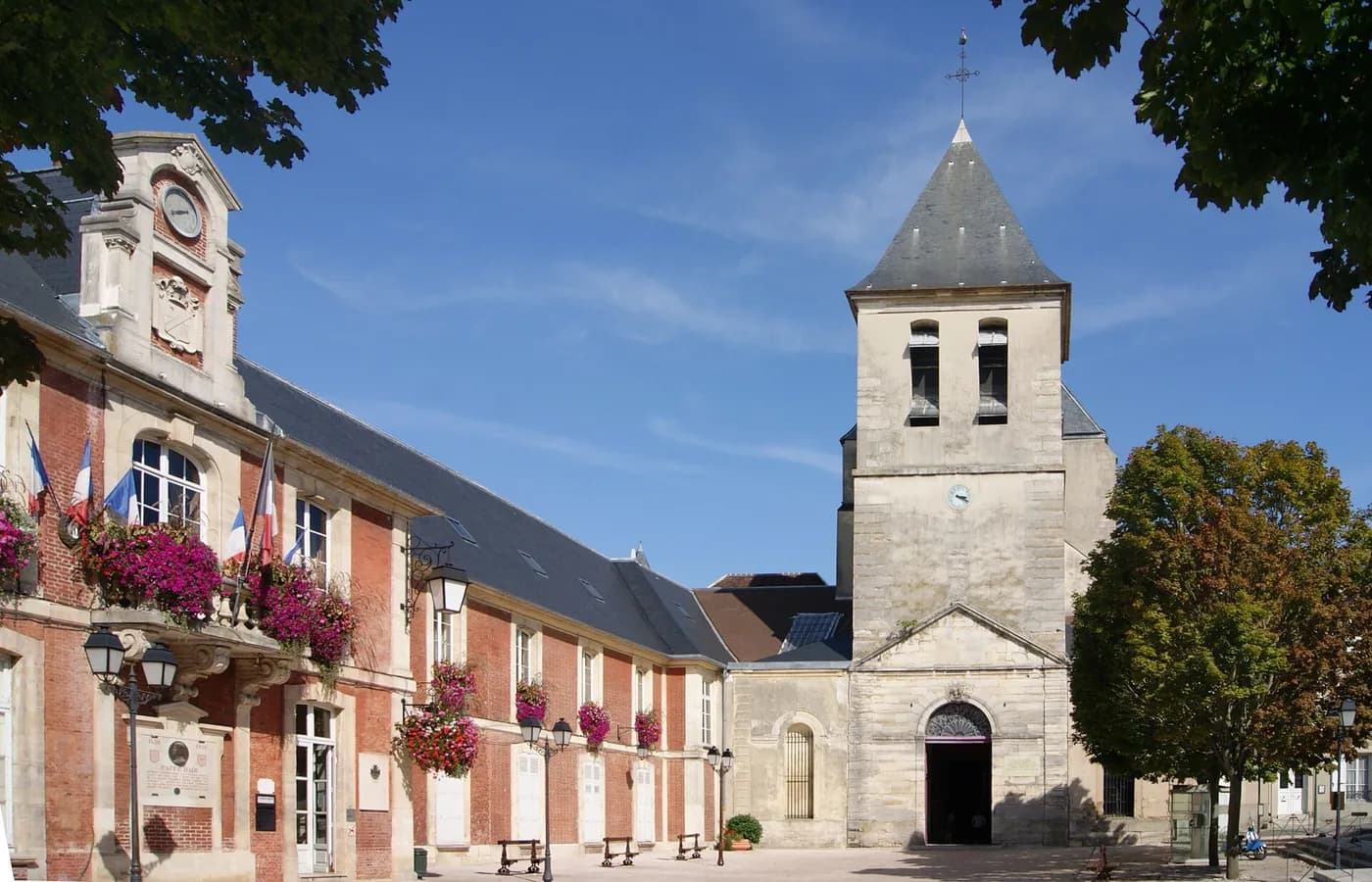Abbatiale Notre-Dame-des-Ardents et hôtel de ville — Lagny-sur-Marne