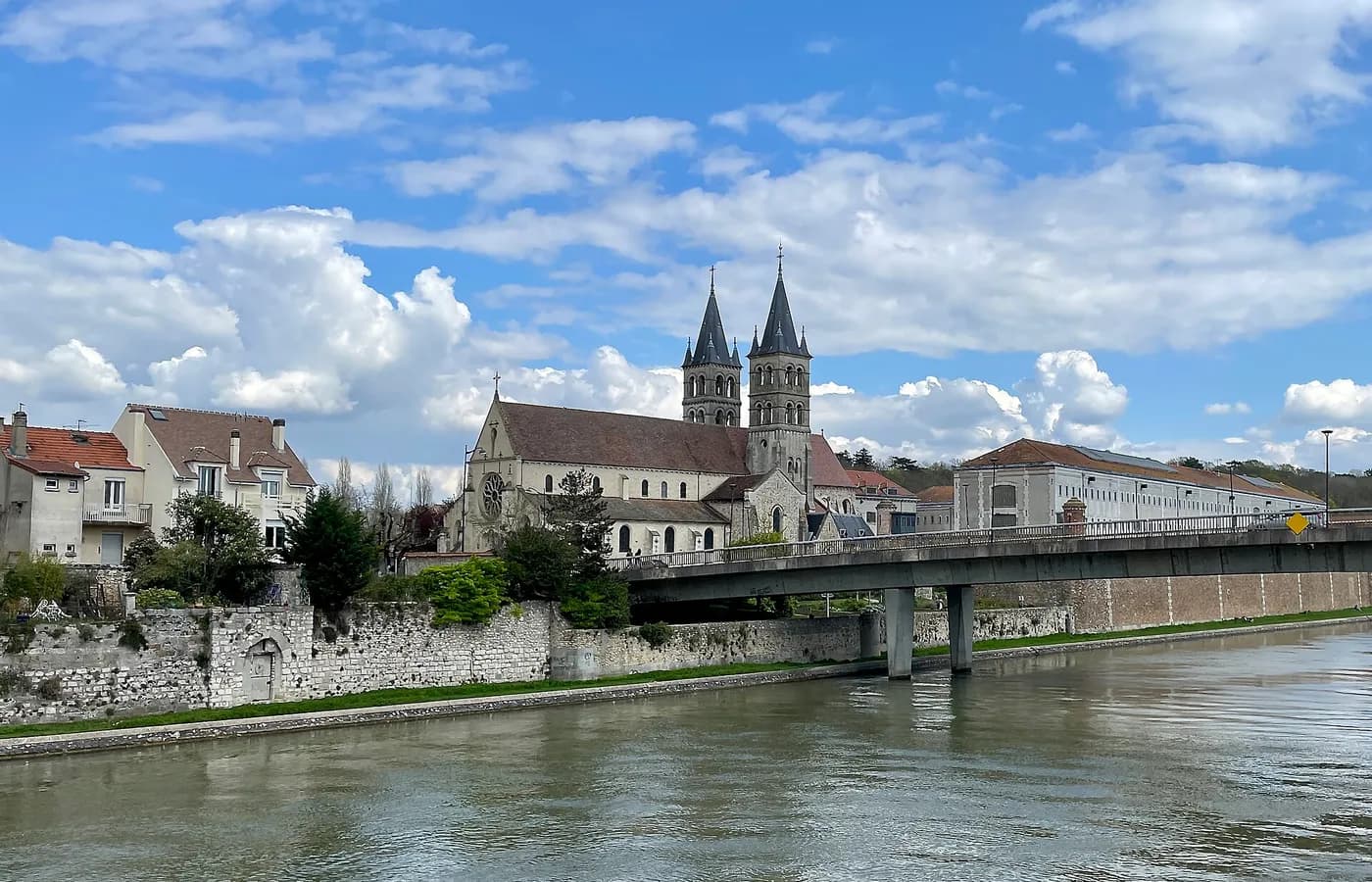 Collégiale Notre-Dame, bords de Seine — Melun