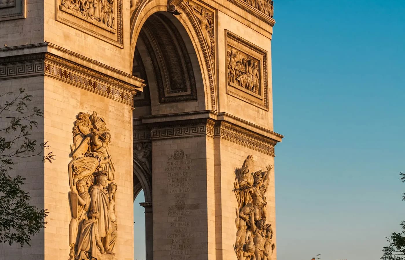 Avenue des Champs-Élysées — Paris 8e